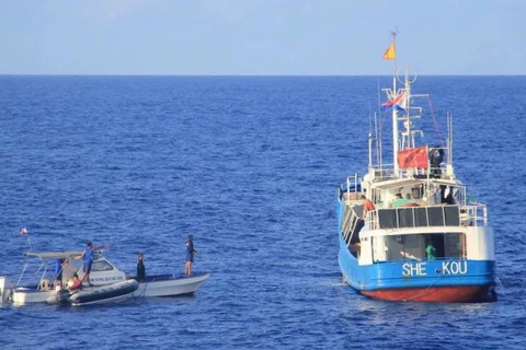 Tàu cá Trung Quốc treo ngược cờ Philippines. (Nguồn: BFAR)