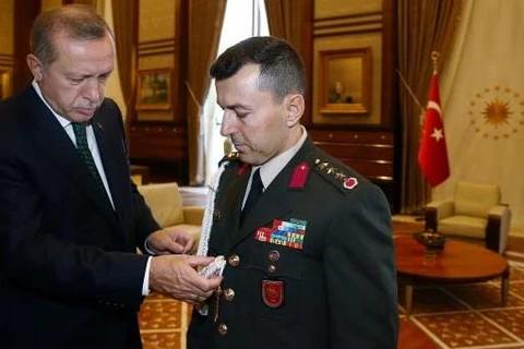 Tổng thống Thổ Nhĩ Kỳ Tayyip Erdogan và cố vấn Ali Yazici. (Nguồn: milliyet.com.tr)