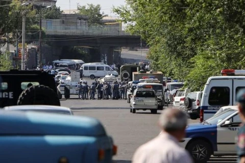 Cảnh sát Armenia chặn các đường phố khi đoàn thương thuyết đến nói chuyện với nhóm vũ trang. (Nguồn: BBC)