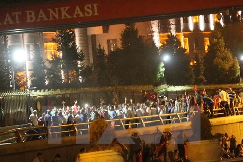 Người dân Thổ Nhĩ Kỳ đổ ra các đường phố ở Ancara, phản đối đảo chính. (Ảnh: AFP/TTXVN)