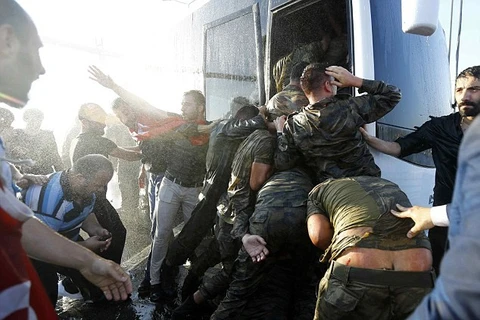 Những người lính đảo chính bị lùa lên xe buýt sau khi bị cảnh sát và dân thường bắt giữ. (Nguồn: Reuters)