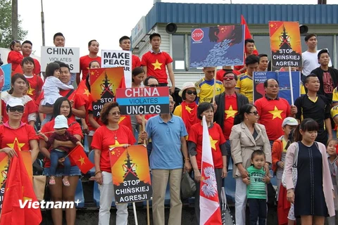 Cộng đồng người Việt tại Ba Lan míttinh hoan nghênh phán quyết của PCA. (Ảnh: Việt Ba/Vietnam+)