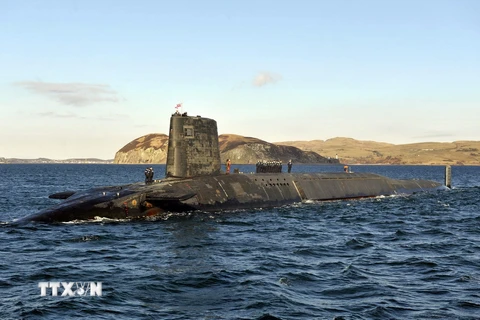 Tàu ngầm hạt nhân HMS Victorious trang bị tên lửa Trident tuần tra ngoài khơi bờ biển miền tây Scotland ngày 4/4/2013. (Nguồn: AFP/TTXVN)