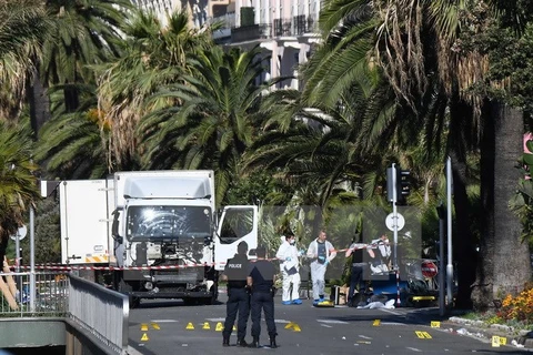 Cảnh sát điều tra tại hiện trường vụ tấn công tại thành phố Nice, miền Nam nước Pháp. (Nguồn: AFP/TTXVN)