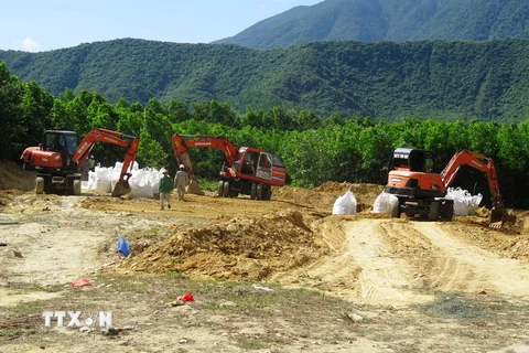 Hiện trường trang trại của ông Lê Quang Hòa (phường Kỳ Trinh, thị xã Kỳ Anh), nơi chôn lấp chất thải của Công ty Formosa Hà Tĩnh. (Ảnh: Phan Quân/TTXVN)