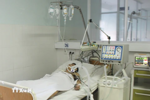 Một bệnh nhân đang được điều trị tại Bệnh viện Đa khoa Khánh Hòa. (Ảnh: Nguyên Lý/TTXVN)