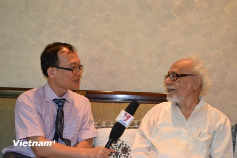 Phóng viên TTXVN phỏng vấn ông Greetesh Sharma. (Ảnh: Đăng Chính/Vietnam+)