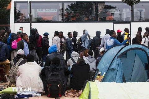 Người tị nạn ở trại tạm Jardin d'Eole, thủ đô Paris, Pháp đợi xe buýt tới các trung tâm tị nạn ngày 6/6. (Nguồn: AFP/TTXVN)