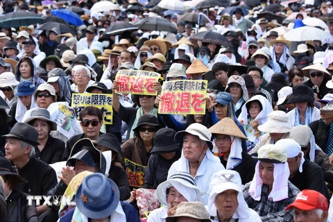 Người dân Nhật Bản tham gia biểu tình tại Okinawa ngày 19/6. (Nguồn: AFP/TTXVN)
