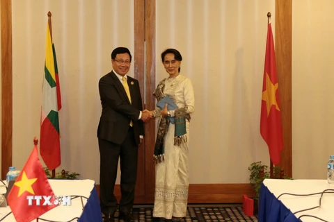 Phó Thủ tướng, Bộ trưởng Ngoại giao Phạm Bình Minh hội kiến với Cố vấn nhà nước, Bộ trưởng Ngoại giao, Bộ trưởng Văn phòng Tổng thống Myanmar Aung San Suu Kyi. (Nguồn: TTXVN)