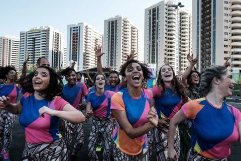 Các vũ công reo hò tại buổi chào đón các đoàn dự Olympic 2016 tại Làng Olympic. (Nguồn: AFP)