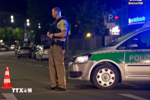 Cảnh sát phong tỏa hiện trường vụ nổ ở Ansbach ngày 25/7. (Nguồn: EPA/TTXVN)