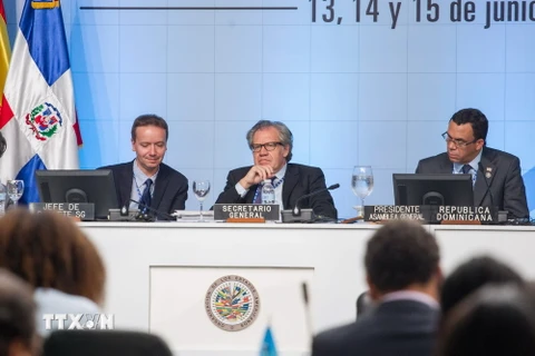 Tổng Thư ký OAS Luis Almagro (giữa) tại một hội nghị của OAS. (Nguồn: AFP/TTXVN)