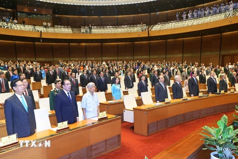 Các vị lãnh đạo, nguyên lãnh đạo Đảng và Nhà nước cùng các đại biểu thực hiện nghi lễ chào cờ bế mạc kỳ họp. (Ảnh: Nhan Sáng/TTXVN)