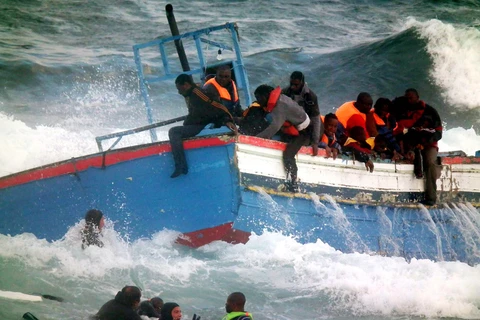 Giải cứu người di cư gặp nạn trên biển. (Nguồn: Boston.com)