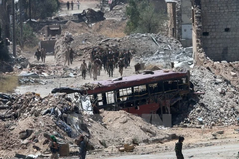 Binh sỹ quân đội Chính phủ Syria tuần tra tại thị trấn Leramun,ngoại ô phía tây bắc tỉnh Aleppo sau khi giành lại quyền kiểm soát khu vực này. (Nguồn: AFP/TTXVN)