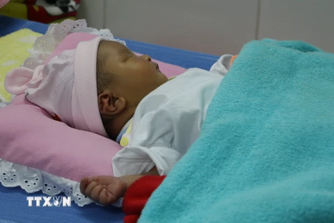 Cháu bé bị gãy chân hiện đang được chăm sóc tại Bệnh viện đa khoa Nhật Tân, thành phố Châu Đốc, tỉnh An Giang. (Ảnh: Công Mạo/TTXVN)