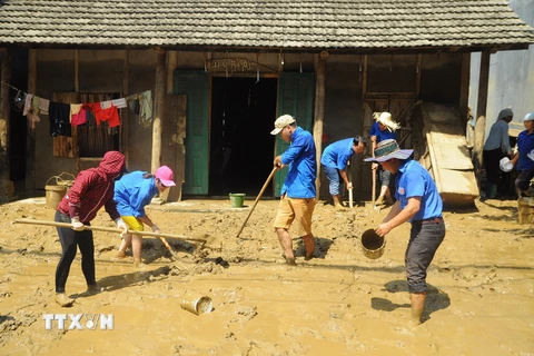Lực lượng đoàn viên thanh niên Lào Cai giúp dân dọn dẹp nhà cửa. (Ảnh: Hương Thu/TTXVN) 