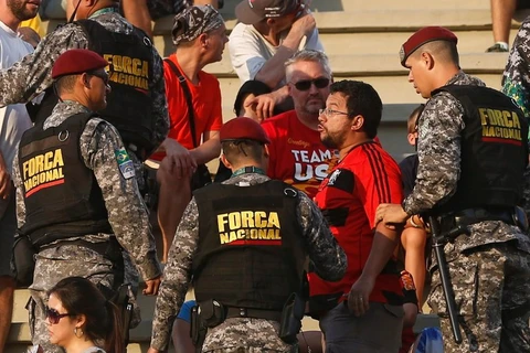 Nhân viên an ninh giải tán người biểu tình ở Ria. (Nguồn: EPA)
