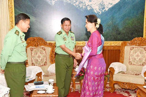 Cố vấn Nhà nước Aung San Suu Kyi gặp Tổng Tư lệnh quân đội, Thống tướng Min Aung Hlaing tại tư dinh của Tổng thống Myanmar. (Nguồn: mmtimes)