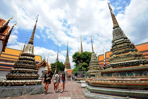 Khách du lịch thăm một ngôi đền ở thủ đô Bangkok. (Nguồn: THX/TTXVN)