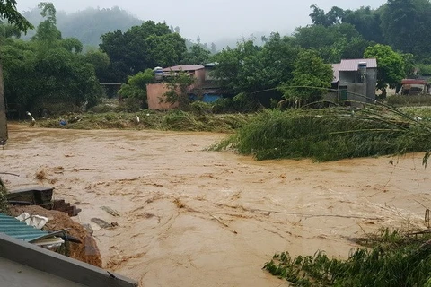 Nước lên cao tại Ngòi Đum chảy qua xã Đồng Tuyên, thành phố Lào Cai rạng sáng 5/8. (Ảnh: Lục Thu Hương/TTXVN)