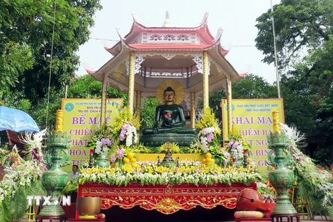 Phật ngọc hòa bình thế giới tại chùa Phủ Liễn. (Ảnh: Thu Hằng/TTXVN)