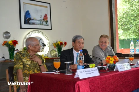 Đại sứ Việt Nam tại Ấn Độ, ông Tôn Sinh Thành (giữa) tại buổi nói chuyện. (Ảnh: Huy Bình-Đăng Chính/Vietnam+)