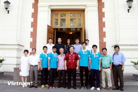 Đại sứ Nguyễn Thanh Sơn chụp ảnh với đoàn học sinh. (Ảnh: Dương Trí-Quang Vinh/Vietnam+)