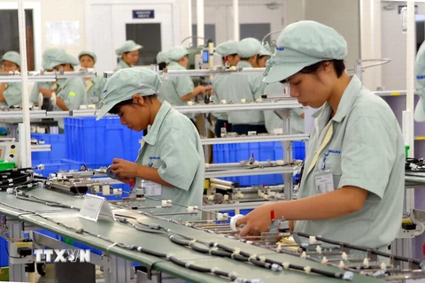 Dây chuyền sản xuất tại Công ty TNHH Yokowo Vietnam (vốn đầu tư của Nhật Bản) ở khu công nghiệp Đồng Văn II, Hà Nam. (Ảnh: Danh Lam/TTXVN).