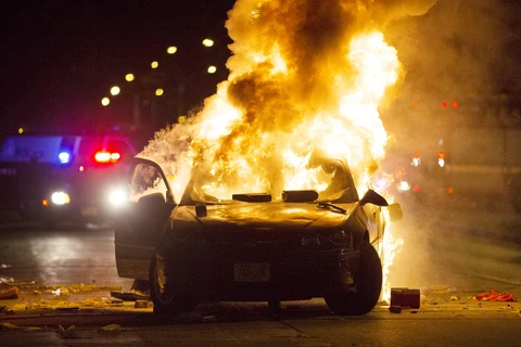 Một chiếc xe bị người biểu tình đốt cháy. (Nguồn: AP)
