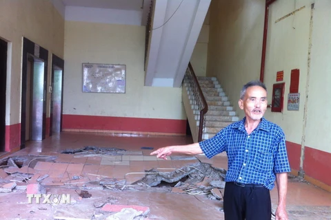 Ông Nguyễn Văn Tỉu, người dân chung cư N5 nhận định, sàn bị sập do thi công ẩu. (Ảnh: Nguyễn Minh Nghĩa/TTXVN)