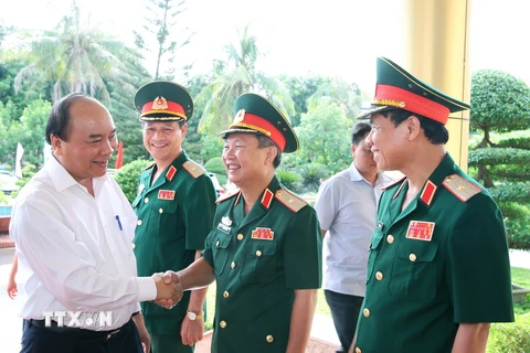 Thủ tướng Nguyễn Xuân Phúc với cán bộ chiến sỹ Quân khu 4. (Ảnh: Thống Nhất/TTXVN)
