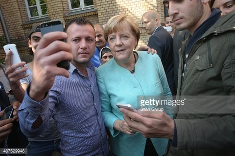 Thủ tướng Đức Angela Merkel chụp ảnh selfie cùng người tị nạn. (Nguồn: Getty Images)