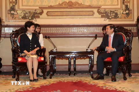 Chủ tịch UBND Thành phố Hồ Chí Minh Nguyễn Thành Phong tiếp bà Carrie Larn, Phó trưởng Đặc khu thứ nhất Hong Kong đang có chuyến thăm và làm việc tại Việt Nam. (Ảnh: Thanh Vũ/TTXVN)