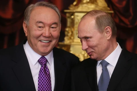 Tổng thống Nga Vladimir Putin (phải) và người đồng cấp Kazakhstan Nursultan Nazarbayev. (Nguồn: EPA)