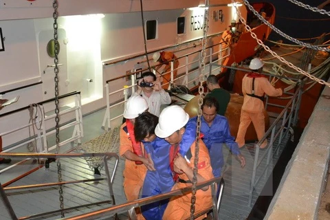 Một thuyền viên sức khỏe yếu được lực lượng cứu nạn tàu SAR 412 đưa lên bờ. (Ảnh minh họa: Đinh Văn Nhiều/TTXVN)