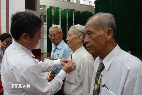Trao Huy hiệu 55 năm tuổi Đảng cho các đảng viên lão thành. (Ảnh minh họa: Thanh Hòa/TTXVN)