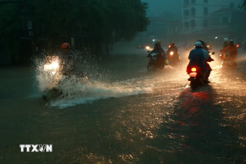 Mưa lớn khiến nhiều tuyến đường ở Hà Nội, Hải Phòng ngập nặng