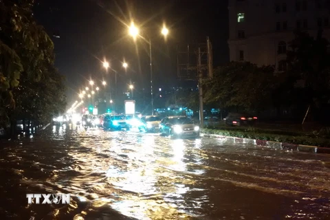 Mưa lớn gây ngập tại phố Trần Thái Tông. (Ảnh: Trọng Đạt/TTXVN)