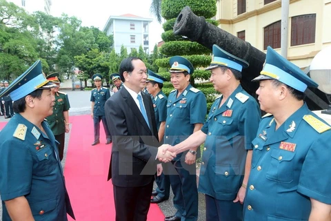 Chủ tịch nước Trần Đại Quang với cán bộ, chiến sỹ Quân chủng Phòng không-Không quân. (Ảnh: Nhan Sáng/TTXVN)