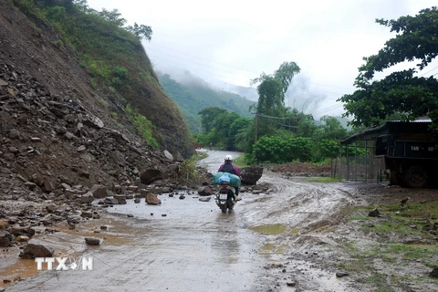Một điểm sạt lở nghiêm trọng gần đầu cầu Tạ Khoa, huyện Bắc Yên, tỉnh Sơn La. (Ảnh: Viết Tôn/TTXVN)