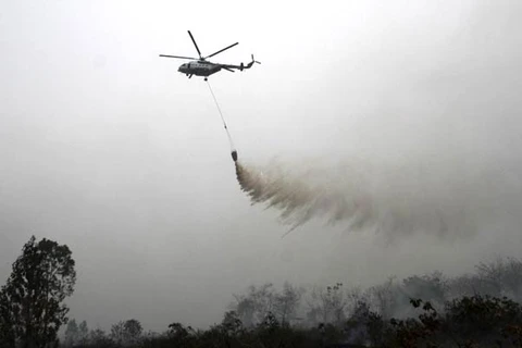 Trực thăng chữa cháy và giúp tạo mưa. (Nguồn: NDTV)