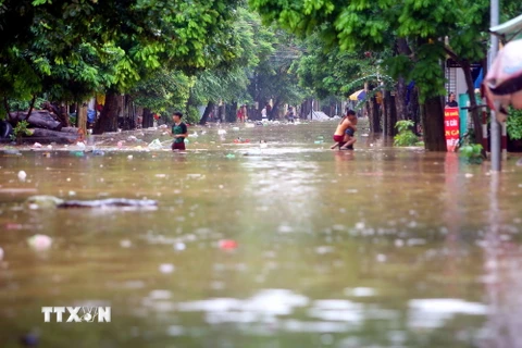 Ngập lụt tại đường Thanh Niên, thành phố Yên Bái. (Ảnh: Thế Duyệt/TTXVN)