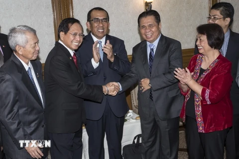 Cố vấn hòa bình của Tổng thống Philippines Jesus Dureza (thứ 2, trái) và Thủ lĩnh MILF Murad Ebrahim (thứ 3, phải) tại một cuộc đàm phán. (Nguồn: EPA/TTXVN)