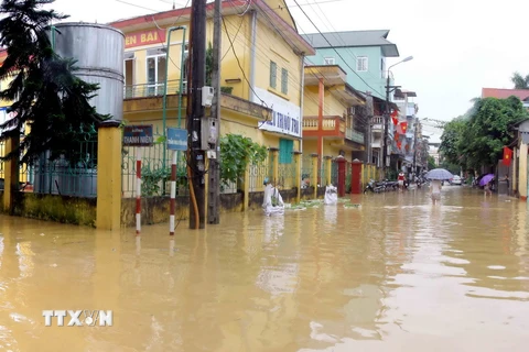 Mưa lớn gây ngập lụt tại đường Thanh Niên, thành phố Yên Bái. (Ảnh: Thế Duyệt/TTXVN)