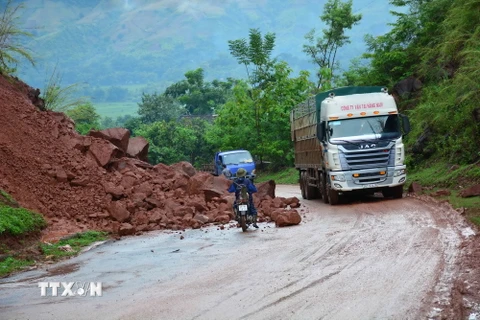 Đất đá bị sạt lở trên tuyến đường Quốc lộ 6 đoạn qua huyện Yên Châu tỉnh Sơn La. (Ảnh: Mai Công Luật/TTXVN)