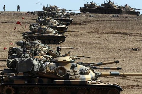 Quân đội Thổ Nhĩ Kỳ nã pháo vào các mục tiêu IS ở Syria. (Nguồn: dailysabah.com)