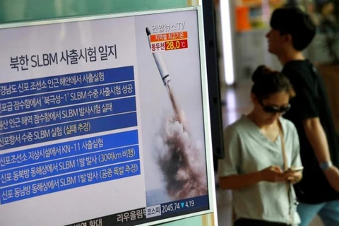 Truyền hình Hàn Quốc đưa tin về vụ thử tên lửa từ tàu ngầm của Triều Tiên. (Nguồn: Reuters)