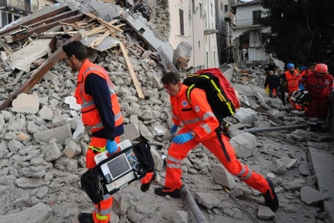 Lực lượng cứu hộ tại các tòa nhà bị ảnh hưởng vì động đất. (Nguồn: AP)